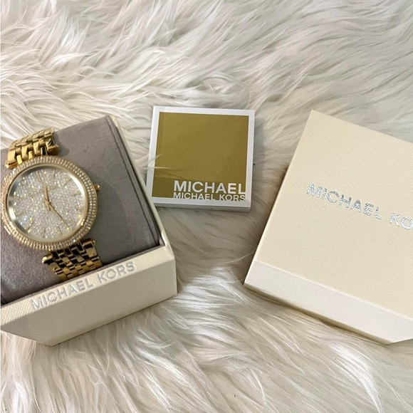SOLD / Michael Kors Women’s Darci Crystal Pave Dial Watch
Case Size: 39mm - Picture 4 of 11